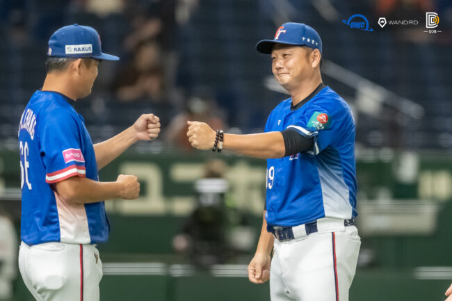 Premier 12 世界 12 強棒球賽 / 總教練曾豪駒賽後用行動鼓勵陳柏清與潘傑楷