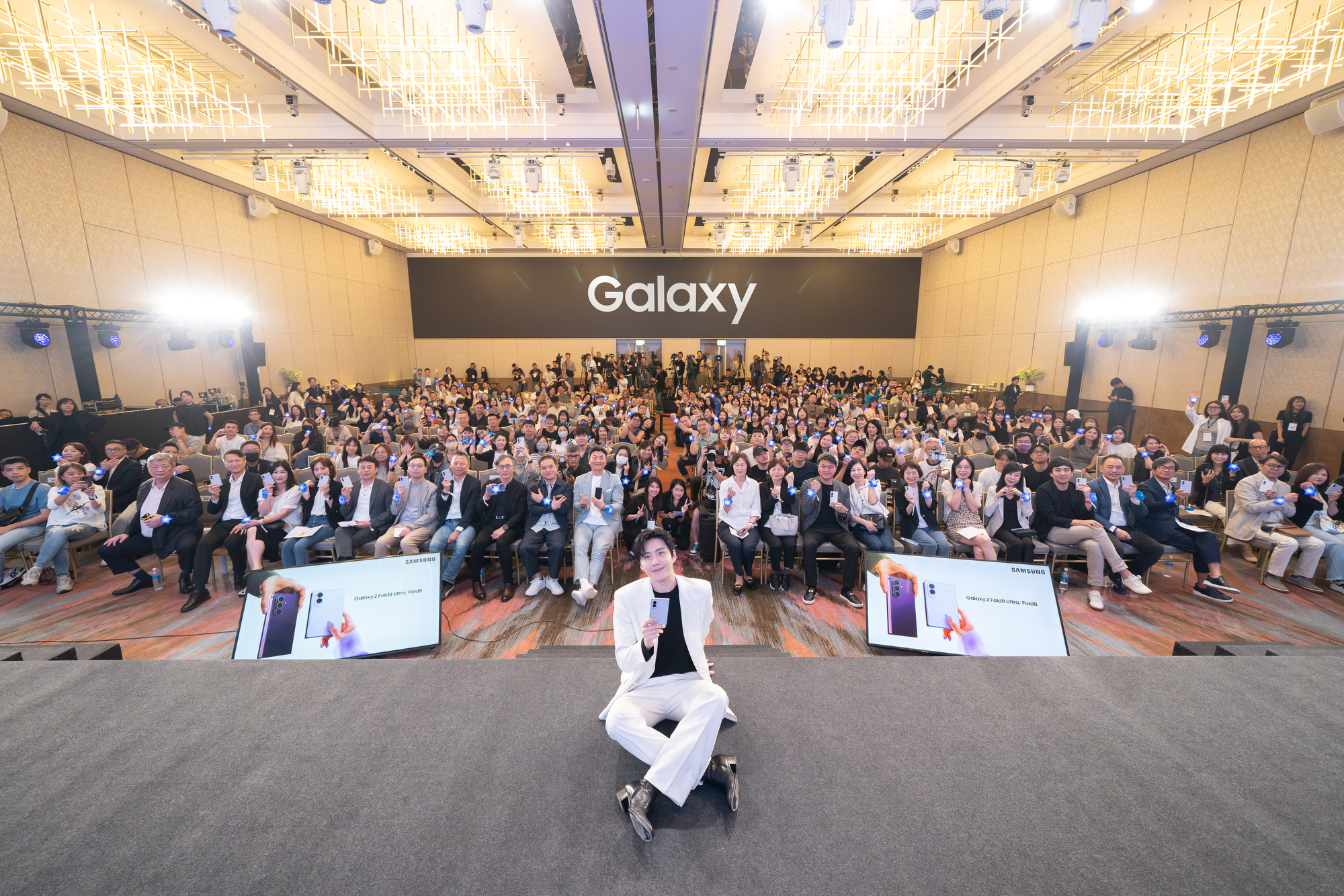 Galaxy品牌大使金宣虎與與會者合照