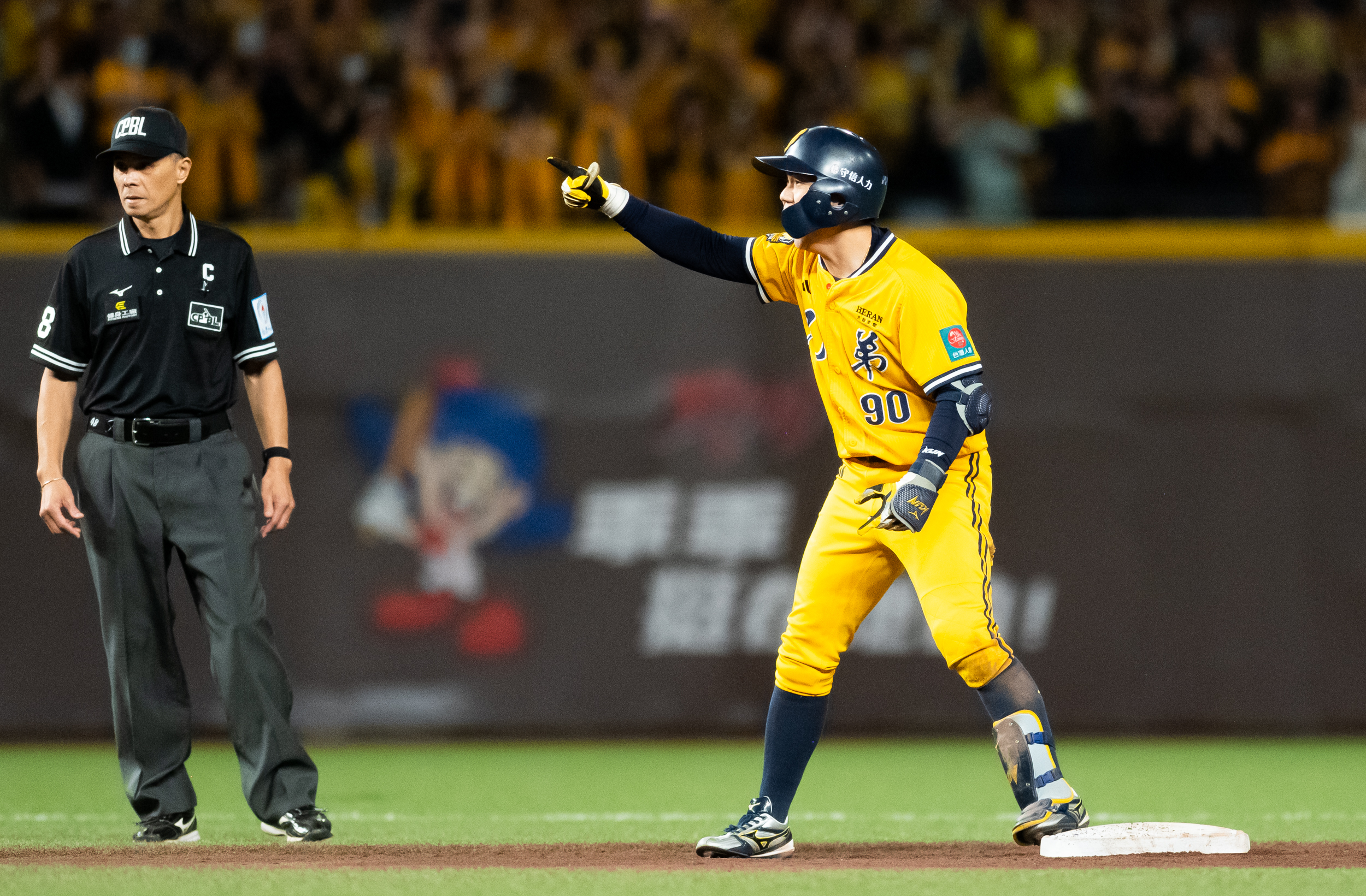 中信兄弟江坤宇單場 4 打數 3 安打，圖為四局上半擊出右外野二壘安打，帶有一分打點瞬間，攝影：Kenny Hsu 徐昌國 / Capture At Media 蓋艾傳媒