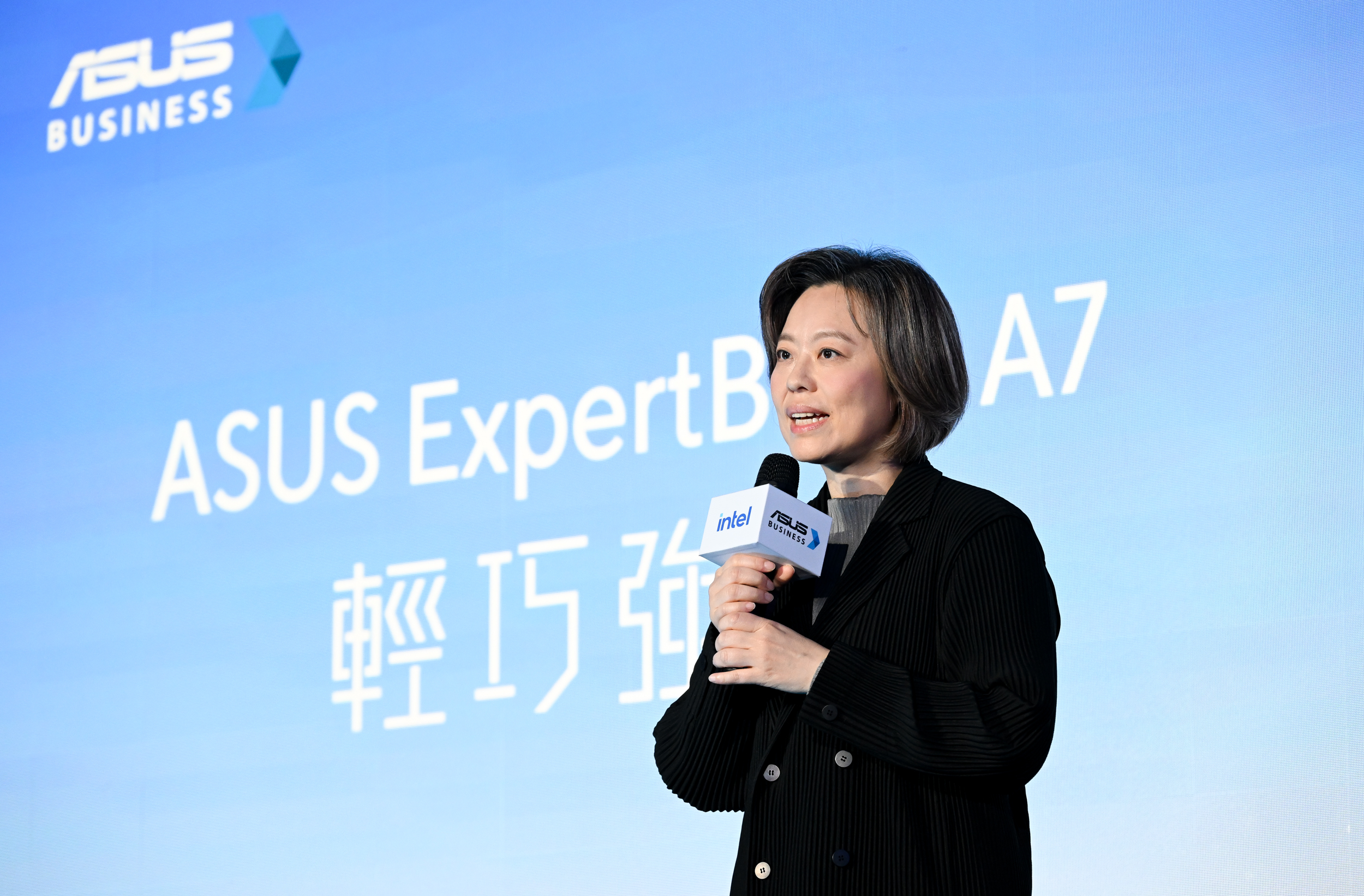英特爾(Intel)業務行銷事業群副總裁暨台灣區總經理莊蓓瑜 華碩今(27)日在台發表 Asus ExpertBook A7,圖為英特爾(Intel)業務行銷事業群副總裁暨台灣區總經理莊蓓瑜致詞一景,攝影:王建鑫 / Capture At Media 蓋艾傳媒