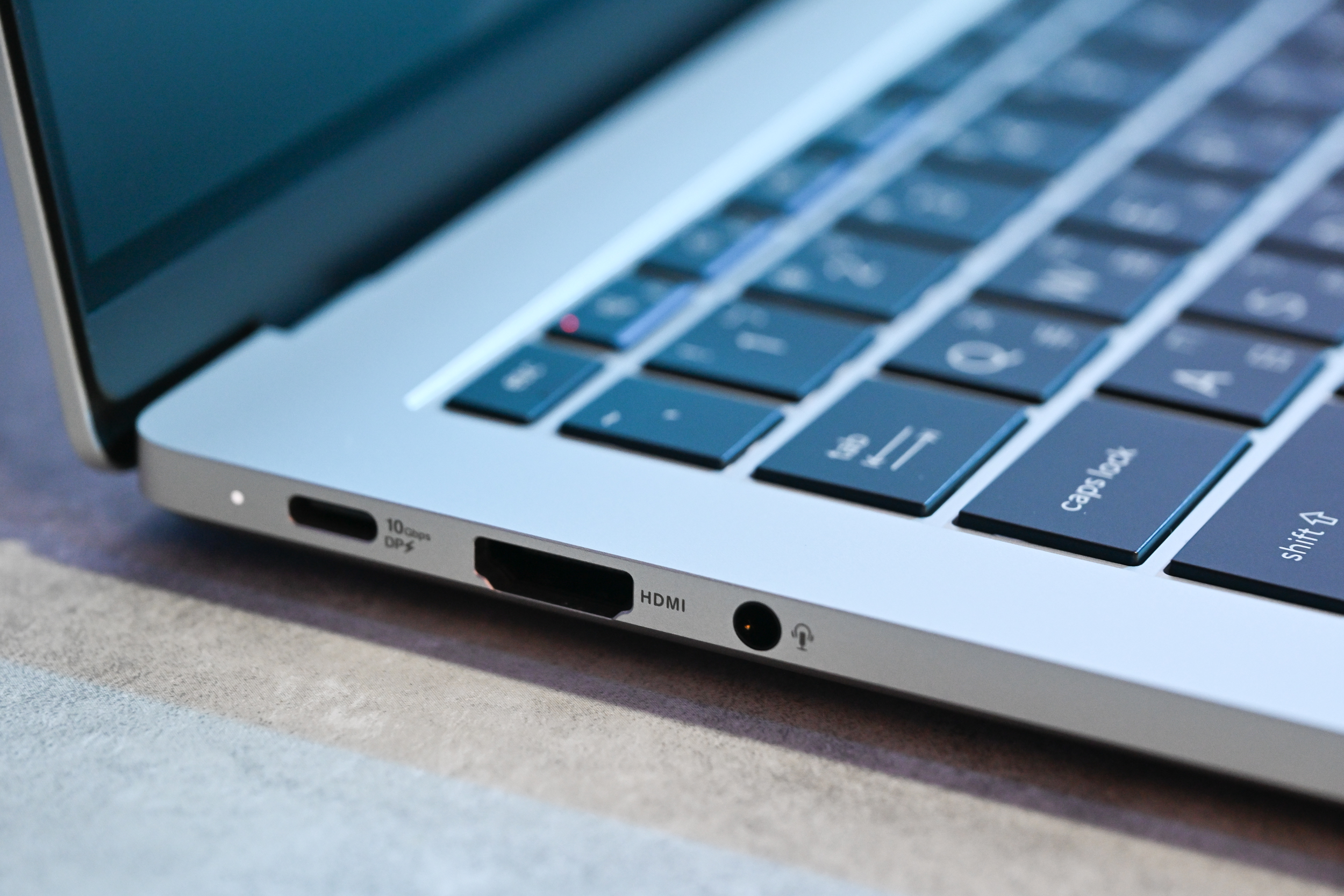Asus ExpertBook A7 左側 I/O 接埠 華碩今(27)日在台發表 Asus ExpertBook A7,圖為左側 I/O 接埠,攝影:王建鑫 / Capture At Media 蓋艾傳媒