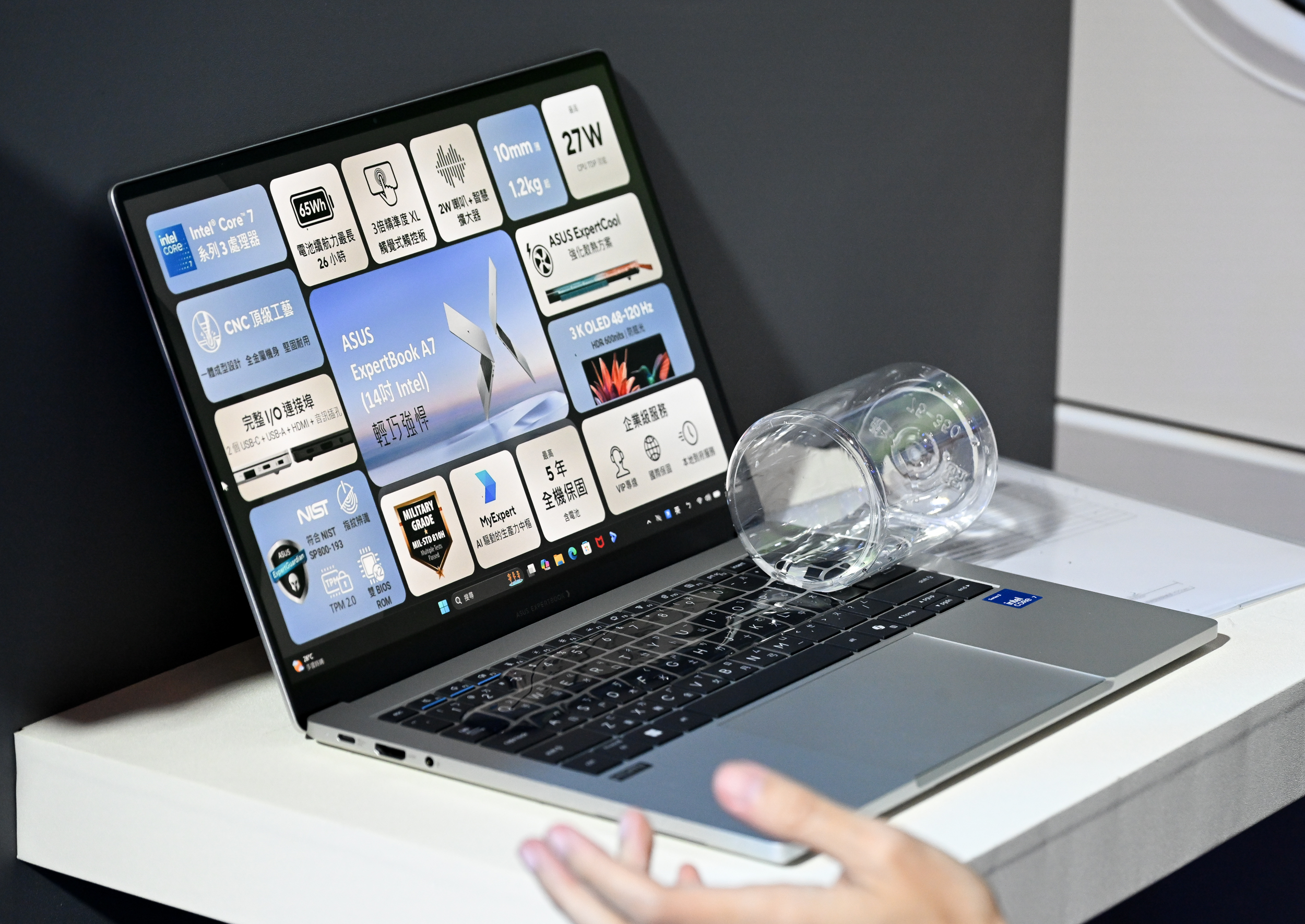 Asus ExpertBook A7 鍵盤具有防潑水功能 華碩今(27)日在台發表 Asus ExpertBook A7,圖為模特兒展示鍵盤防潑水功能,攝影:王建鑫 / Capture At Media 蓋艾傳媒